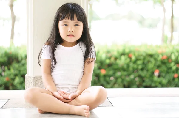 Niños Asiáticos Linda Niña Sentarse Para Meditación Ojo Abierto Con — Foto de Stock