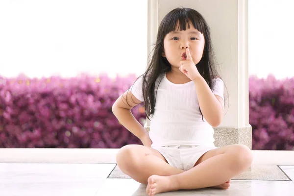 Asiatische Kinder Niedlich Oder Kind Mädchen Hocken Und Zeigefinger Schließen — Stockfoto