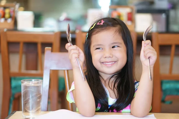 Niños Asiáticos Lindo Hambriento Niña Sosteniendo Cuchara Tenedor Para Esperar — Foto de Stock