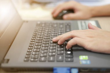 İş adamının eli bilgisayar klavyesinde çalışırken ve İnternet çalarken ya da ofisteki masada ekranla e-postayı kontrol ederken ya da ışığı izlerken.