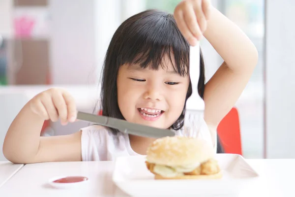 Asiatische Kinder Niedlich Oder Kind Mädchen Lecker Essen Schinken Burger — Stockfoto