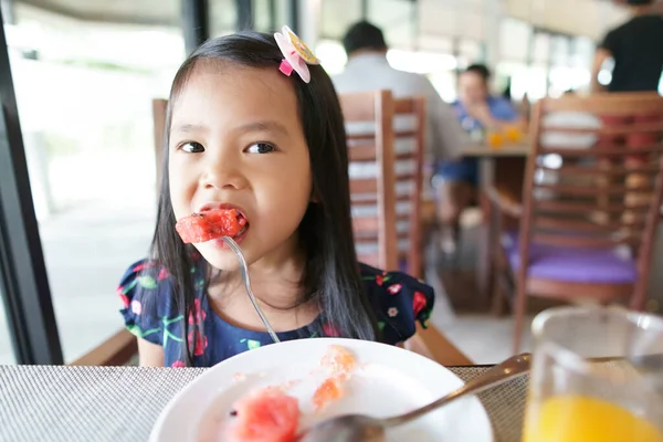 Asiatische Kinder Niedlich Oder Mädchen Essen Wassermelone Süße Früchte Mit — Stockfoto