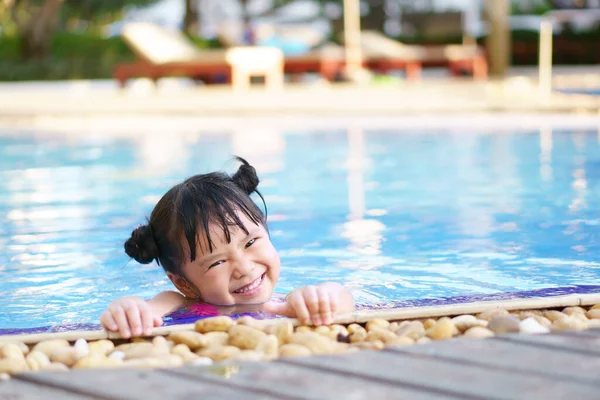 Enfants Asiatiques Mignonne Enfant Fille Nager Sourire Avec Plaisir Sur — Photo