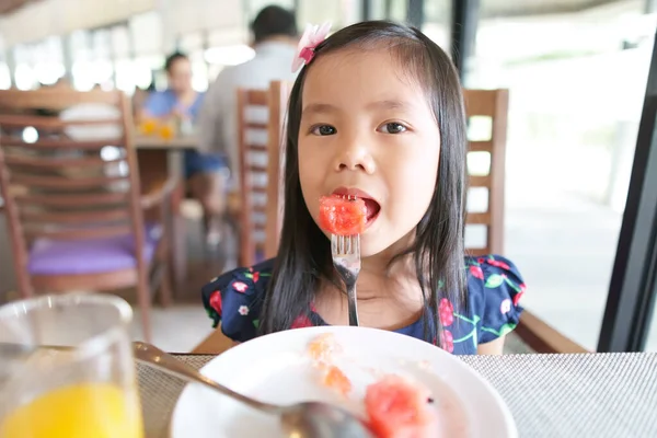 Asiatische Kinder Niedlich Oder Mädchen Essen Wassermelone Süße Früchte Mit — Stockfoto