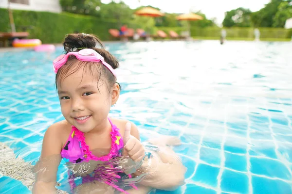 Bambini Asiatici Bambina Indossano Bikini Rosa Occhiali Con Pollice Alzato — Foto Stock