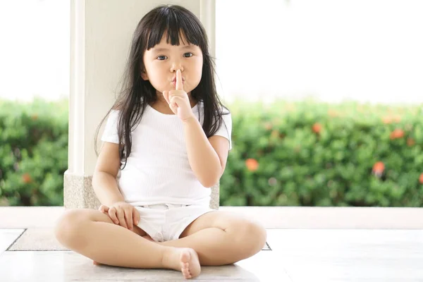 Asiatische Kinder Niedlich Oder Kind Mädchen Hocken Und Linke Hand — Stockfoto