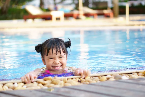 Enfants Asiatiques Mignonne Enfant Fille Nager Sourire Avec Plaisir Sur — Photo