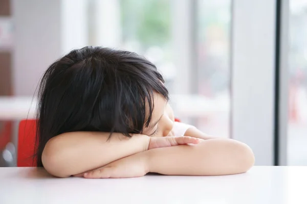 Asiáticos Niños Lindo Niña Dormir Dormir Para Relajarse Mesa Blanca — Foto de Stock