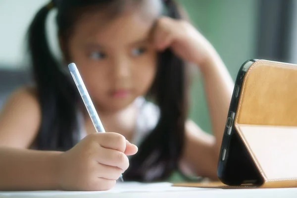 アジアの子供たちは学校や子供の女の子の笑顔に戻る書き込みや鉛筆で描画し 新しいアイデアや人々が自宅から学び スマートフォンでオンラインで勉強するために宿題を行うとコンピュータタブレット上で読みます — ストック写真