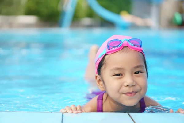 Asiatisches Kind Niedlich Oder Mädchen Tragen Badeanzug Und Schwimmbrille Pool — Stockfoto