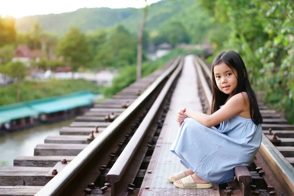 Asiatische Kind Oder Kind Lächeln Sitzen Auf Traditionellen Bahngleisen Oder — Stockfoto