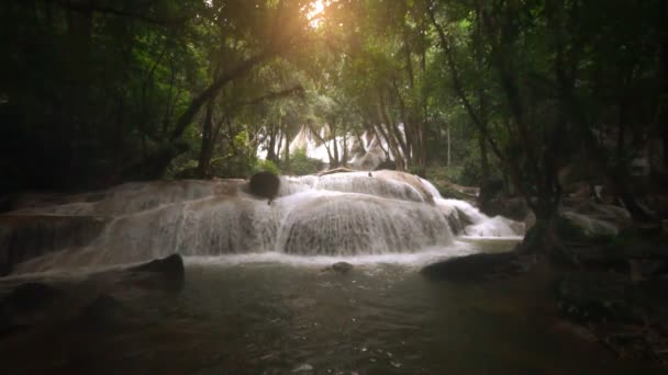 Vodopád Jasná Zelená Smaragdová Voda Skála Pro Relaxaci Osvěžující Chlad — Stock video
