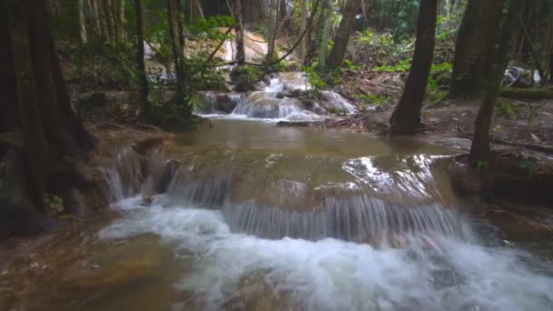 Vodopád Průzračnou Zelenou Smaragdovou Vodou Skálou Pro Relaxaci Osvěžující Chlad — Stock video