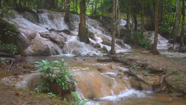 Cascada Con Agua Esmeralda Verde Claro Roca Para Relajarse Refrescante — Vídeos de Stock