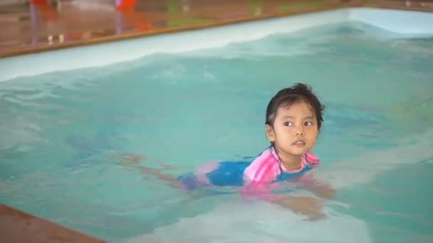Niños Asiáticos Linda Niña Nadando Aprendiendo Piscina Sonreír Con Diversión — Vídeo de stock