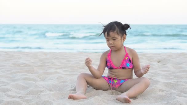 Crianças Asiáticas Bonito Menina Criança Sentar Praia Mar Azul Jogar — Vídeo de Stock