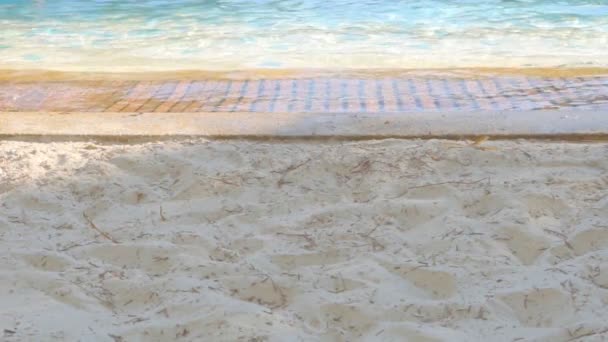 白色沙滩和有海浪的游泳池 供夏季度假旅行和在凉爽和炎热之间缓缓度假之用 — 图库视频影像