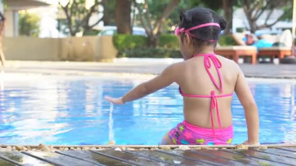 Ázsiai Gyerekek Aranyos Vagy Gyerek Lány Hátsóoldali Visel Szemüveg Bikini — Stock videók