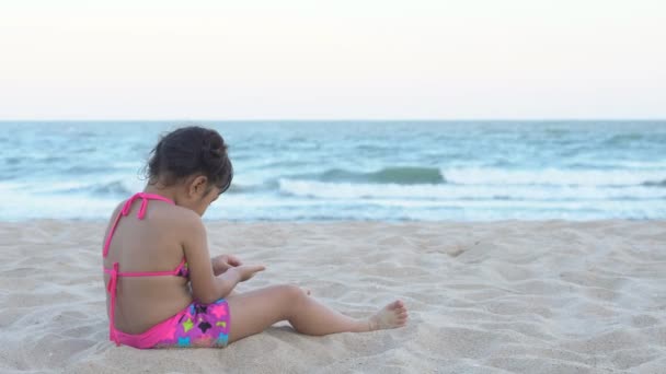 Crianças Asiáticas Bonito Menina Criança Sentar Praia Mar Azul Jogar — Vídeo de Stock