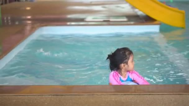 Niños Asiáticos Linda Niña Nadando Aprender Entrenar Piscina Sonreír Con — Vídeos de Stock