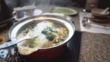 Lezzetli et ve sebze yahnisi ya da sukiyaki kaynatılmış su ve güzel kokulu ya da aromatik çorba kaşığıyla çok aç akşam yemeği ya da öğle yemeği için Japon restoranında 4K