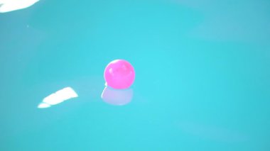 Mavi sularda yüzen çocuklar için pembe plastik çağrı ya da yavaş 120 kare arkaplan için su parkında dalga ve alan olan yüzme havuzu