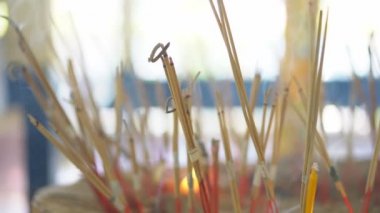 Tütsü ve tütsü, mum ve alevle budistlerin duaları ve duaları için ve Tayland 'daki 4K tapınağında kutsaldır.