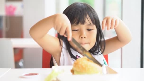 Enfants Asiatiques Mignonne Enfant Fille Délicieux Manger Hamburger Jambon Avec — Video