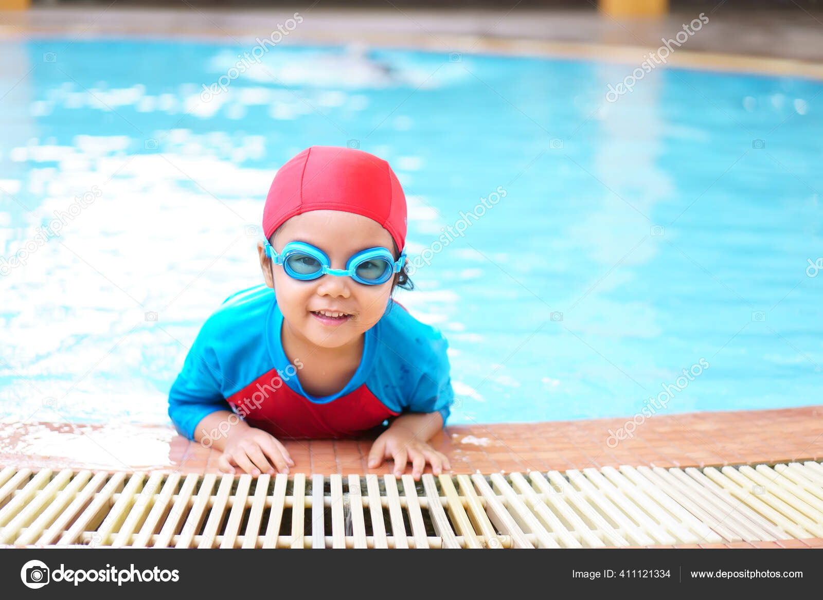 Los Niños Asiáticos Linda Niña Usan Traje Baño Gafas Piscina