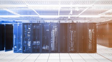 veritabanı bilgisayarı için ağ teknolojisi ile depolama sunucusu yedekleme ve kablo açık rafta veri merkezi iş ve güvenlik odasında sıcak ve serin tonlu akıllı telefon ile