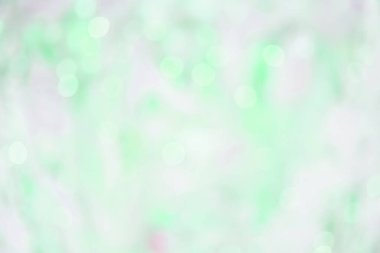 Soyut olarak çözünmüş yeşil bokeh ya da ışık partisinden kabarcık doğada kar, gece ise ferahlatıcı arka plan için beyaz