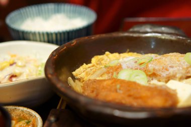 Aç ve hayat için lezzetli yiyecekler, Japon kafe restoranında öğle ya da akşam yemeği için salata kimchi ve pilav ile kızarmış balık.