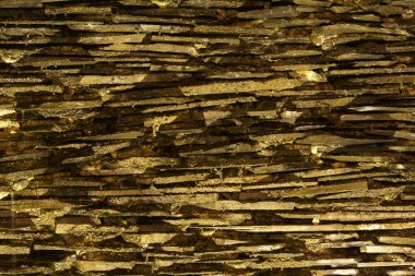 Şelaleli granit duvar ve restoranda iç mimari ve dış mimari arka plan için geceleyin altın ışık.