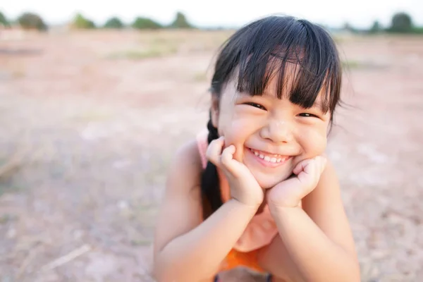 Asiatische Kinder Niedlich Oder Mädchen Lächeln Mit Lachen Und Fröhlichen — Stockfoto