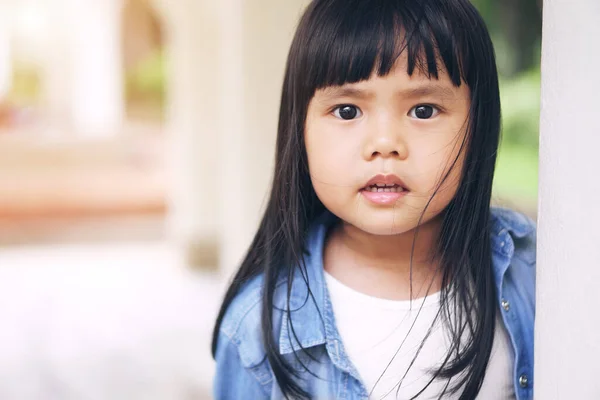 Los Niños Asiáticos Linda Niña Hacen Cara Enojada Infeliz Usan — Foto de Stock