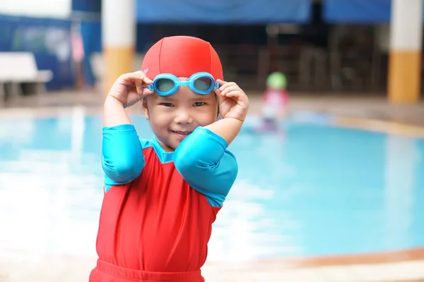 Asiatische Kinder Niedlich Oder Mädchen Tragen Badeanzug Und Schwimmbrille Auf — Stockfoto