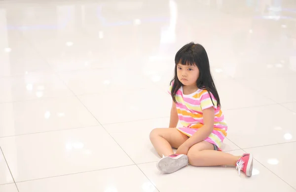 Asiático Crianças Bonito Criança Menina Sentar Chateado Irritado Triste Sentir — Fotografia de Stock