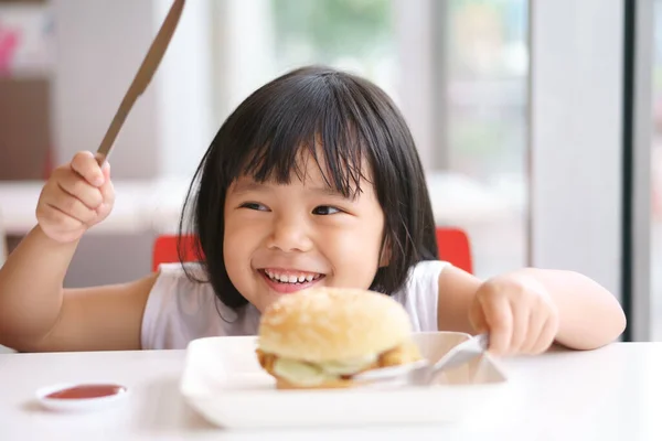 Asiatische Kinder Niedlich Oder Kind Mädchen Lecker Essen Schinken Burger — Stockfoto