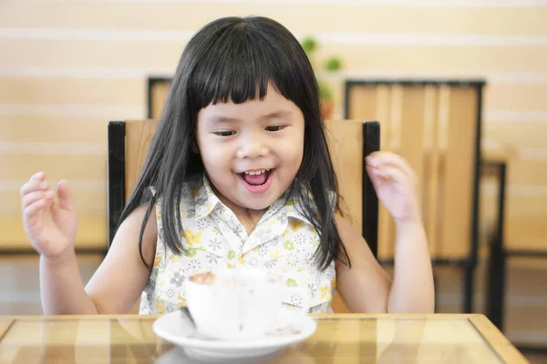 Asiatische Kinder Niedlich Oder Mädchen Lächeln Mit Zähnen Und Genießen — Stockfoto