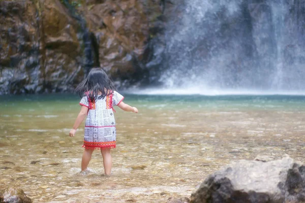 Asiatische Kinder Niedlich Oder Wiederum Kind Mädchen Und Hügel Stamm — Stockfoto