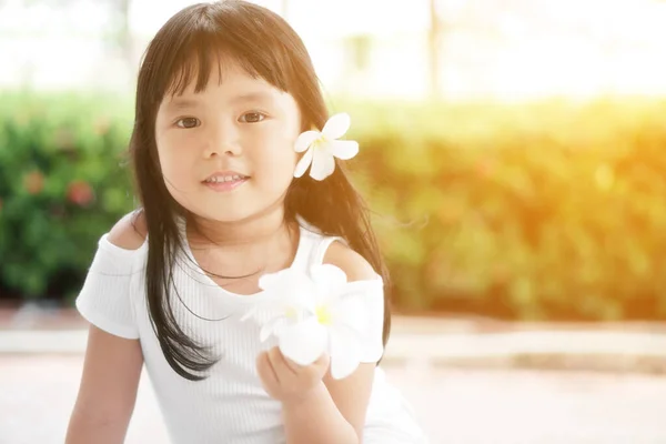 Asiatische Kinder Niedlich Oder Kindermädchen Mit Frischer Federblume Der Hand — Stockfoto