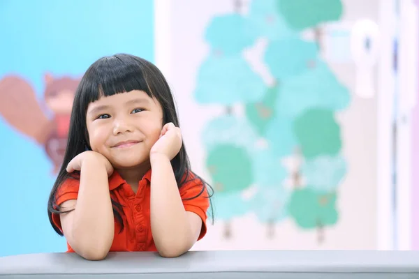 アジアの子供たちかわいいまたは子供の女の子は 就学前や保育園でソファに赤いシャツを着て楽しいまたは笑顔と宇宙と子供病院 — ストック写真