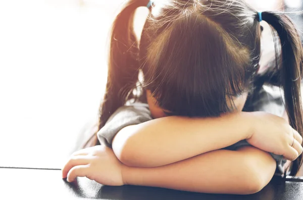 Niños Asiáticos Linda Niña Durmiendo Llorar Con Triste Enfermo Mesa — Foto de Stock