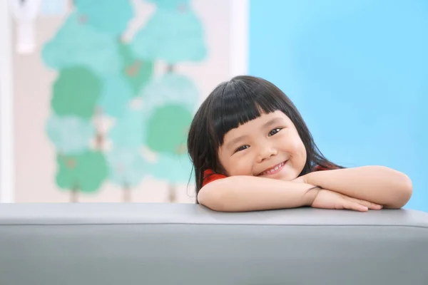 アジアの子供たちかわいいまたは子供の女の子幸せな楽しさと笑顔で赤いシャツを着てソファの上に就学前や保育園で宇宙と子供病院 — ストック写真