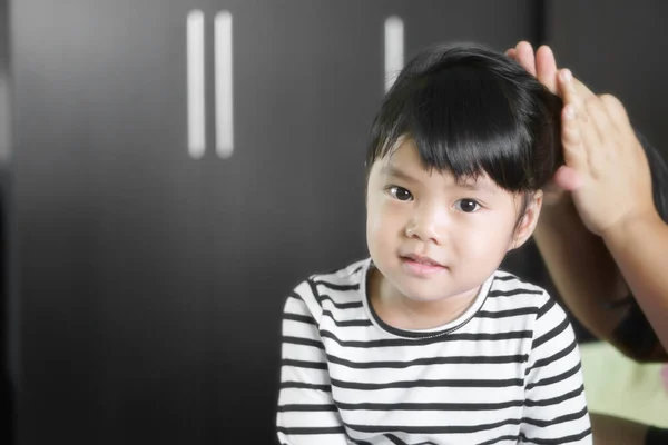 Азійські Діти Мила Маленька Дівчинка Роблять Довге Волосся Одягаються Красивої — стокове фото