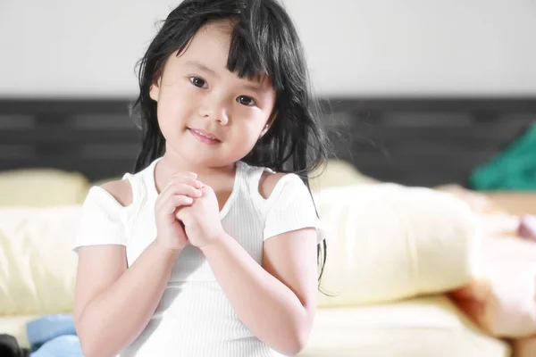 アジアの子供たちかわいいまたは子供の女の子笑顔とともに手を握り 祈るか 自宅で寝室で白い服を着て平和な世界を請う — ストック写真