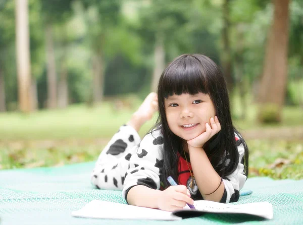 Asiatische Kinder Niedlich Oder Mädchen Lernen Zum Ausmalen Und Schlafen — Stockfoto