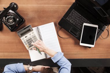 hesap makinesi, masanın üstüne üstten görünüm üzerinde hesaplamalar yapmak Sekreteri