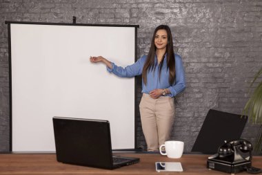 Genç Sekreteri reklam için boş bir yer gösterir