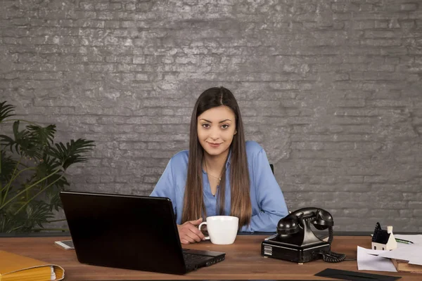 Porträtt Affärskvinna Sitter Bakom Ett Skrivbord Och Dricka Kaffe — Stockfoto